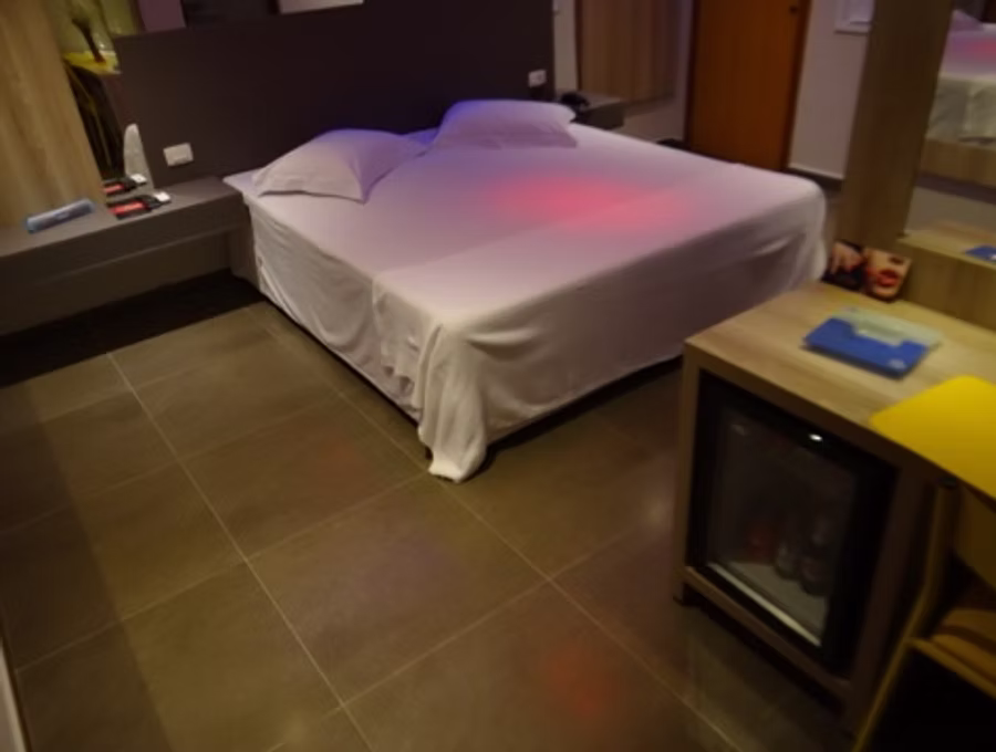 Interior da suíte DOM Class do DOM Motel em Sorocaba