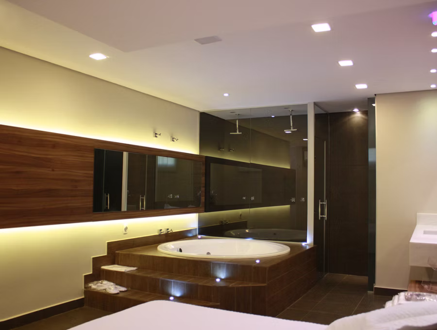 Interior da suíte DOM Luxus com hidromassagem no DOM Motel em Sorocaba